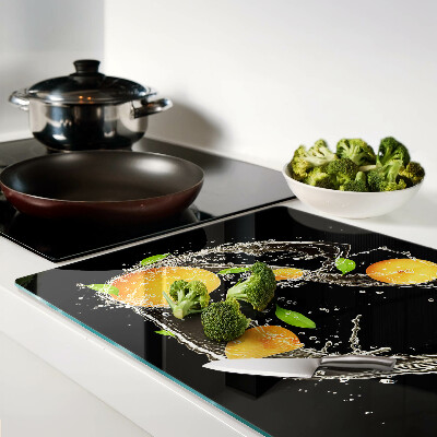 Glas schneidebrett Zitrusfrüchte in Wasser