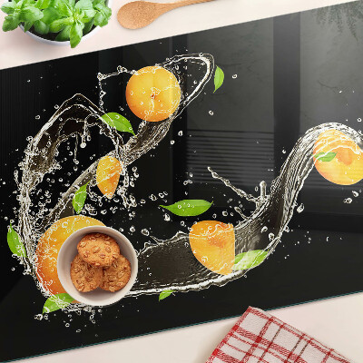 Glas schneidebrett Zitrusfrüchte in Wasser