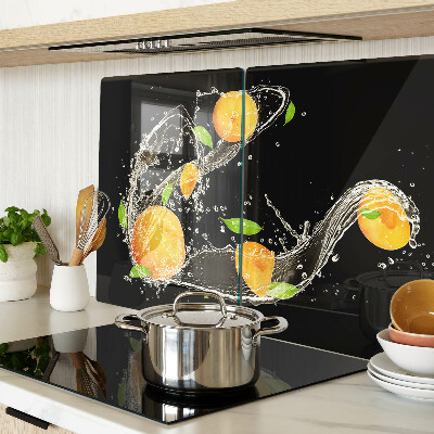 Glas schneidebrett Zitrusfrüchte in Wasser