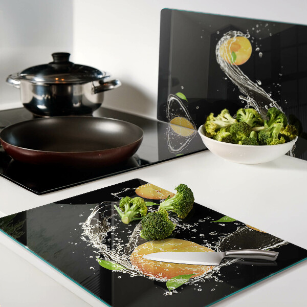 Glas schneidebrett Zitrusfrüchte in Wasser