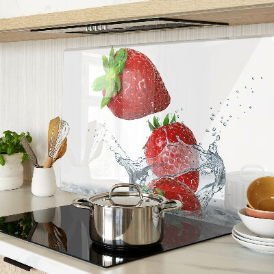 Glas schneidebrett Erdbeeren in Wasser