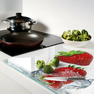 Glas schneidebrett Erdbeeren in Wasser