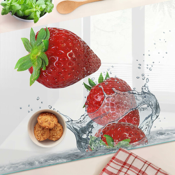 Glas Schneidebrett mit Erdbeeren unter Wasser als Motiv