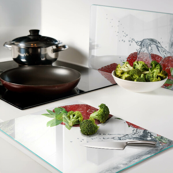 Glas schneidebrett Erdbeeren in Wasser