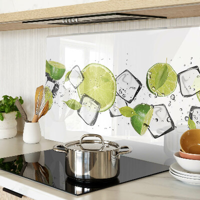 Schneidebrett glas Zitronen mit Eis in Wasser