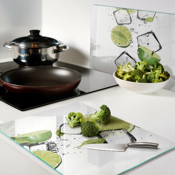 Schneidebrett glas Zitronen mit Eis in Wasser