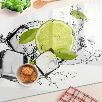 Glas schneidebrett Zitrone mit Eis und Blättern