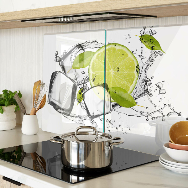 Glas schneidebrett Zitrone mit Eis und Blättern