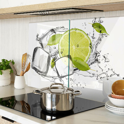 Glas schneidebrett Zitrone mit Eis und Blättern