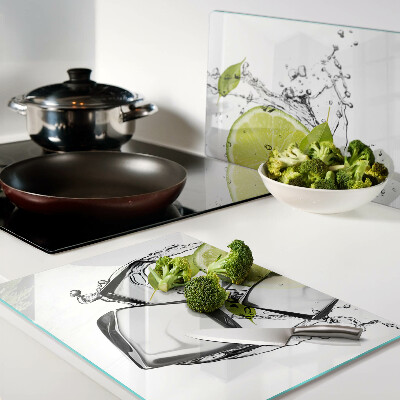 Glas schneidebrett Zitrone mit Eis und Blättern