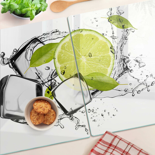 Glas schneidebrett Zitrone mit Eis und Blättern