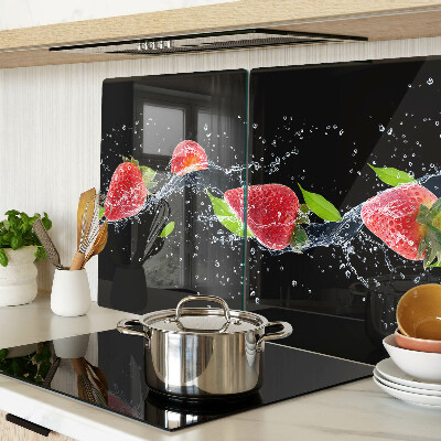 Schneidebrett glas Erdbeeren in Wasser