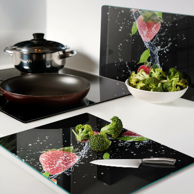 Schneidebrett Glas mit Erdbeeren im Wasser als Motiv