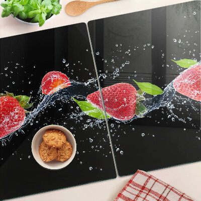 Schneidebrett Glas mit Erdbeeren im Wasser als Motiv
