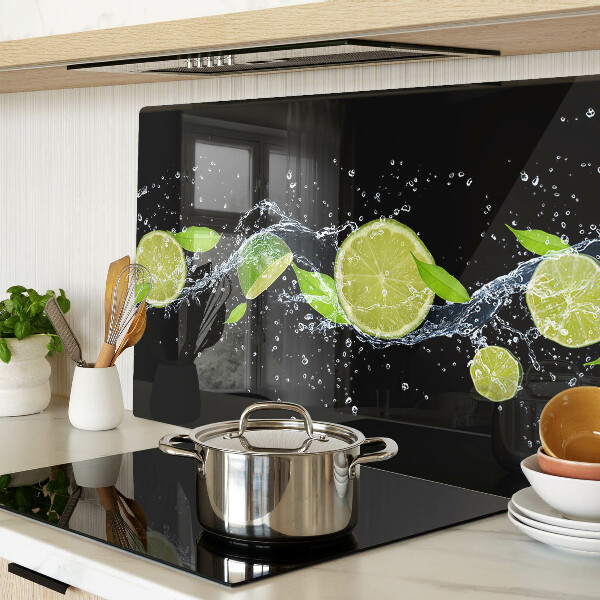 Glas schneidebrett Zitronen in Wasser mit Minzblättern