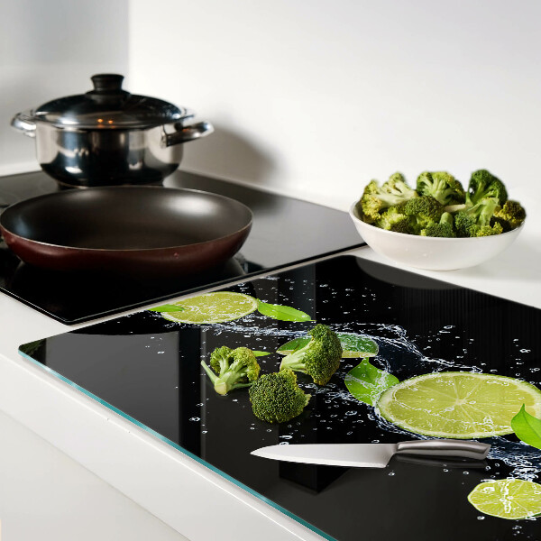 Glas schneidebrett Zitronen in Wasser mit Minzblättern