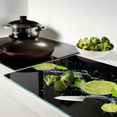 Glas schneidebrett Zitronen in Wasser mit Minzblättern