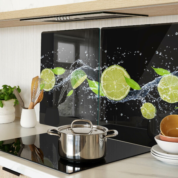 Glas schneidebrett Zitronen in Wasser mit Minzblättern