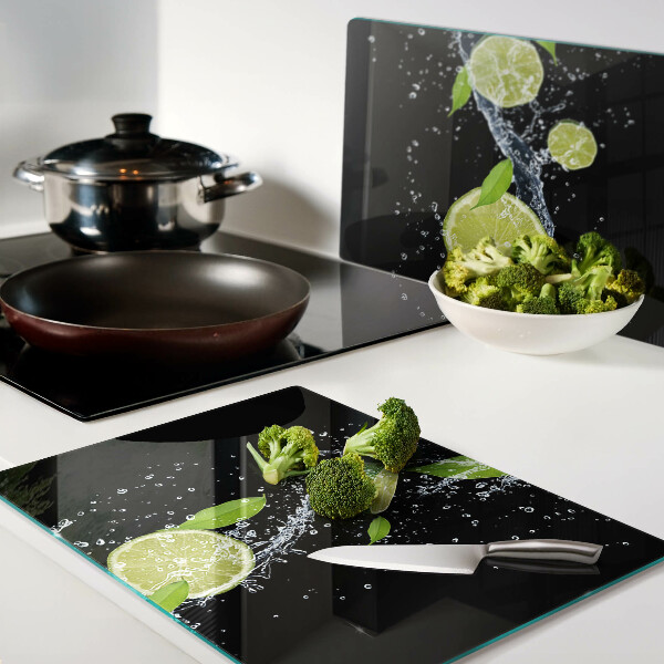 Glas schneidebrett Zitronen in Wasser mit Minzblättern