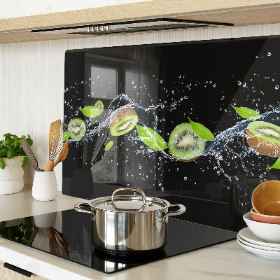 Schneidebrett Kiwi im Wasser mit Blättern