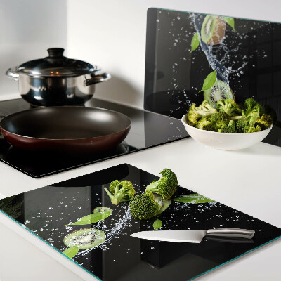 Schneidebrett Kiwi im Wasser mit Blättern