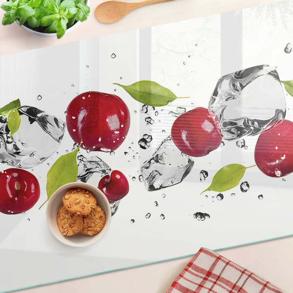 Schneidebrett mit Motiv roter Äpfel und Eiskristallen