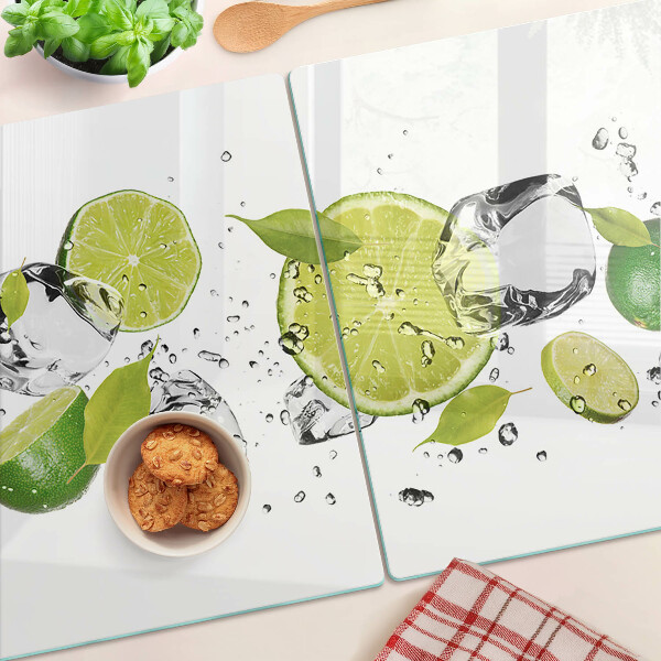 Schneidebrett glas Zitronen und Eis in Wasser