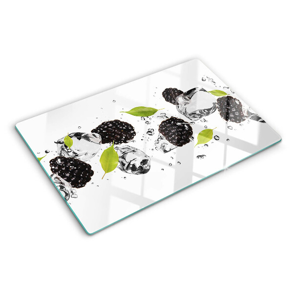 Glas schneidebrett mit Himbeeren, Blättern und Wassertropfen