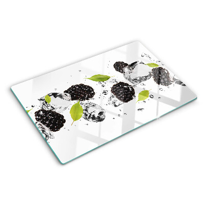 Glas schneidebrett Himbeeren mit Blättern und Wassertropfen