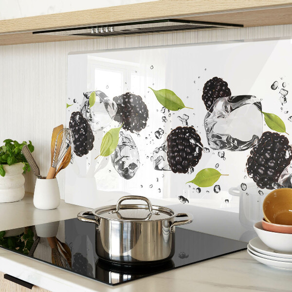 Glas schneidebrett Himbeeren mit Blättern und Wassertropfen