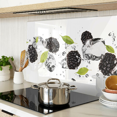 Glas schneidebrett Himbeeren mit Blättern und Wassertropfen