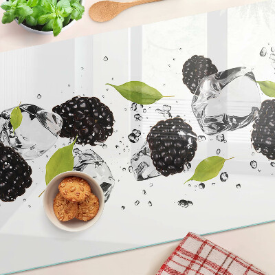 Glas schneidebrett mit Himbeeren, Blättern und Wassertropfen