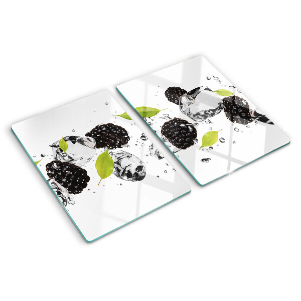 Glas schneidebrett mit Himbeeren, Blättern und Wassertropfen