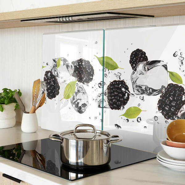 Glas schneidebrett Himbeeren mit Blättern und Wassertropfen