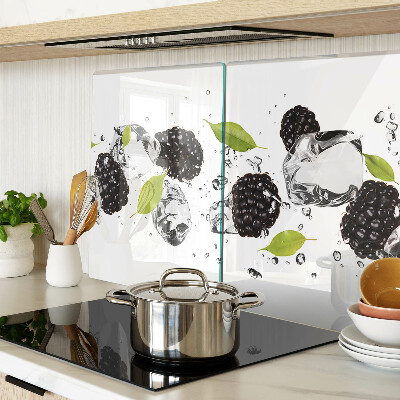 Glas schneidebrett Himbeeren mit Blättern und Wassertropfen