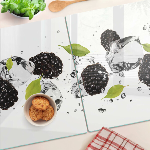 Glas schneidebrett Himbeeren mit Blättern und Wassertropfen