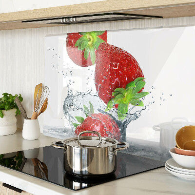 Glas schneidebrett Erdbeeren in Wasser