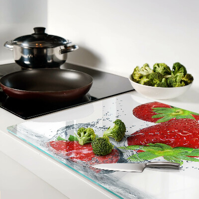 Glas schneidebrett Erdbeeren in Wasser