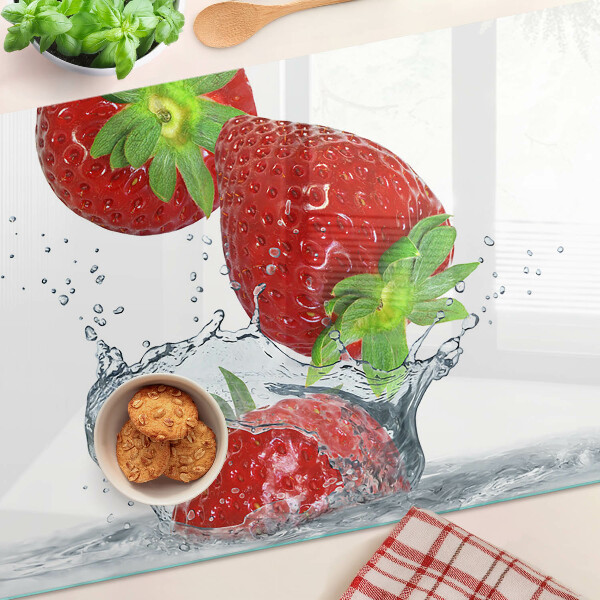 Glas schneidebrett Erdbeeren in Wasser