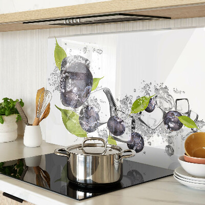 Schneidebrett Pflaumen in Wasser mit Blättern