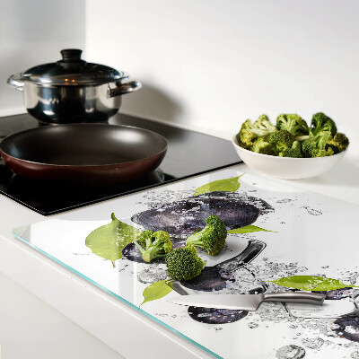 Schneidebrett Pflaumen in Wasser mit Blättern