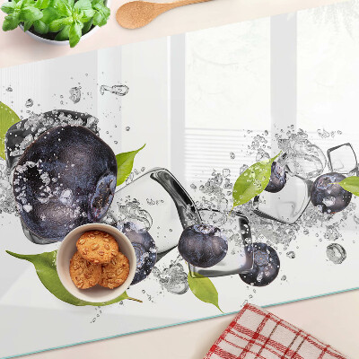Schneidebrett mit Motiv „Pflaumen im Wasser mit Blättern