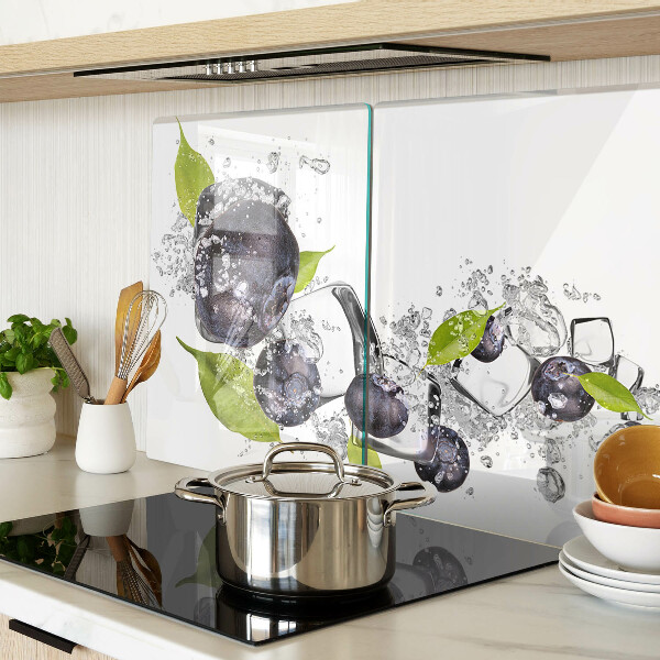 Schneidebrett mit Motiv „Pflaumen im Wasser mit Blättern