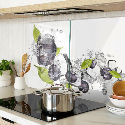 Schneidebrett Pflaumen in Wasser mit Blättern