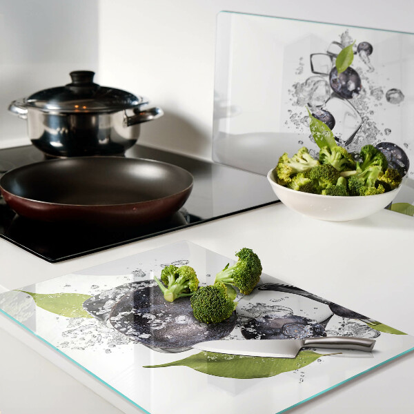 Schneidebrett mit Motiv „Pflaumen im Wasser mit Blättern