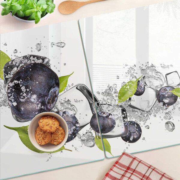 Schneidebrett Pflaumen in Wasser mit Blättern