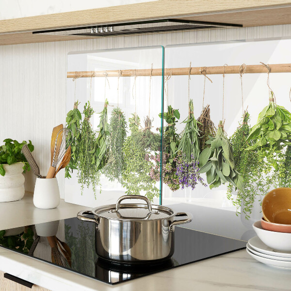 Schneidebrett Glas mit getrockneten Kräutern an einer Schnur