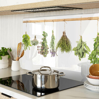 Schneidebrett mit getrockneten Kräutern an einer Schnur