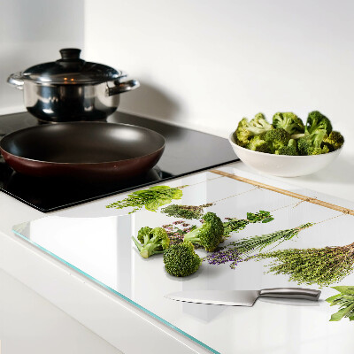 Schneidebrett An einer Schnur getrocknete Kräuter