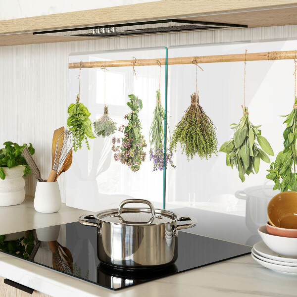 Schneidebrett mit getrockneten Kräutern an einer Schnur